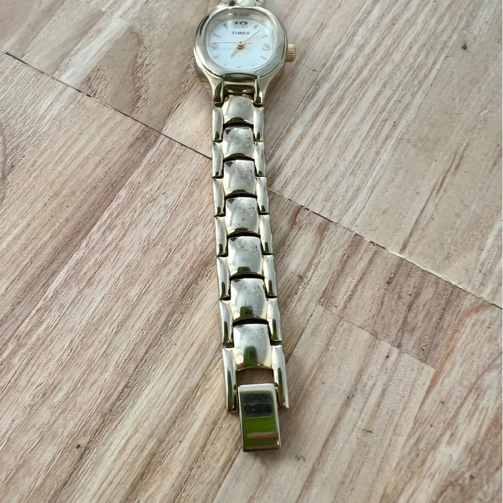 Timex ladies oval gold tone dress watch NEW BATTERY